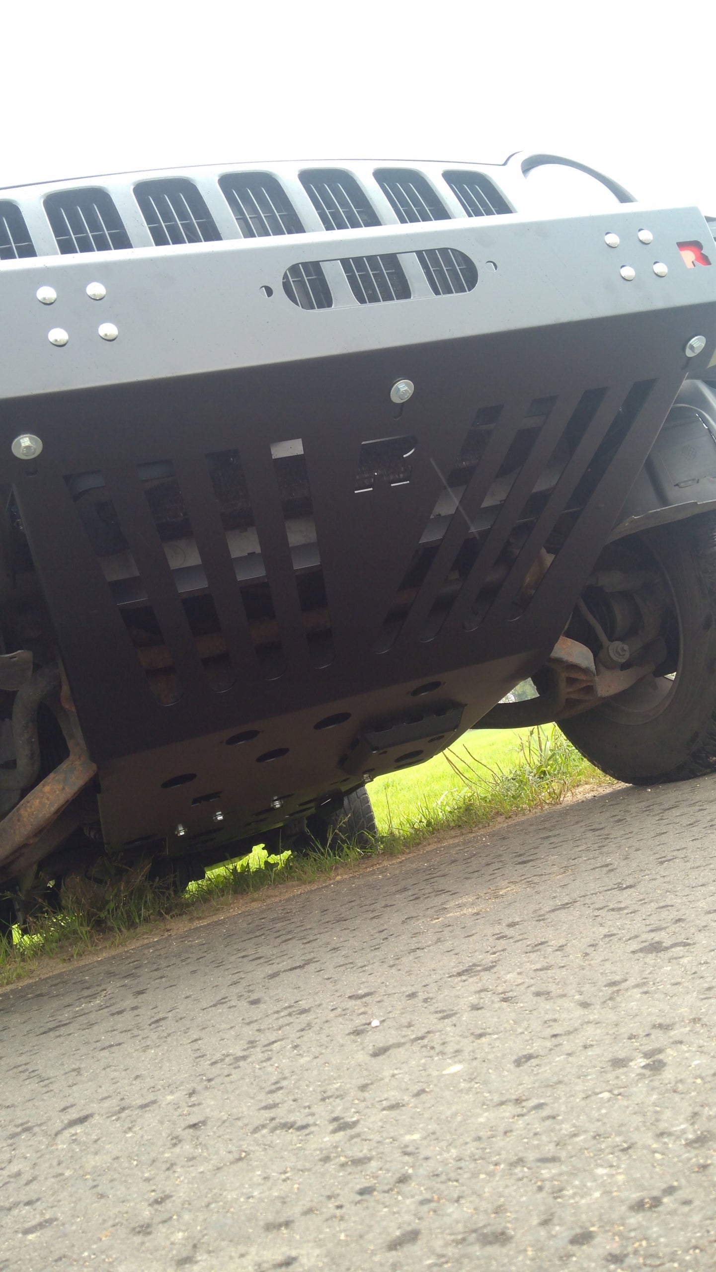 Unterfahrschutz Motor, Kühler & Vorderachse Jeep Cherokee KJ mit Seilwindenstoßstange