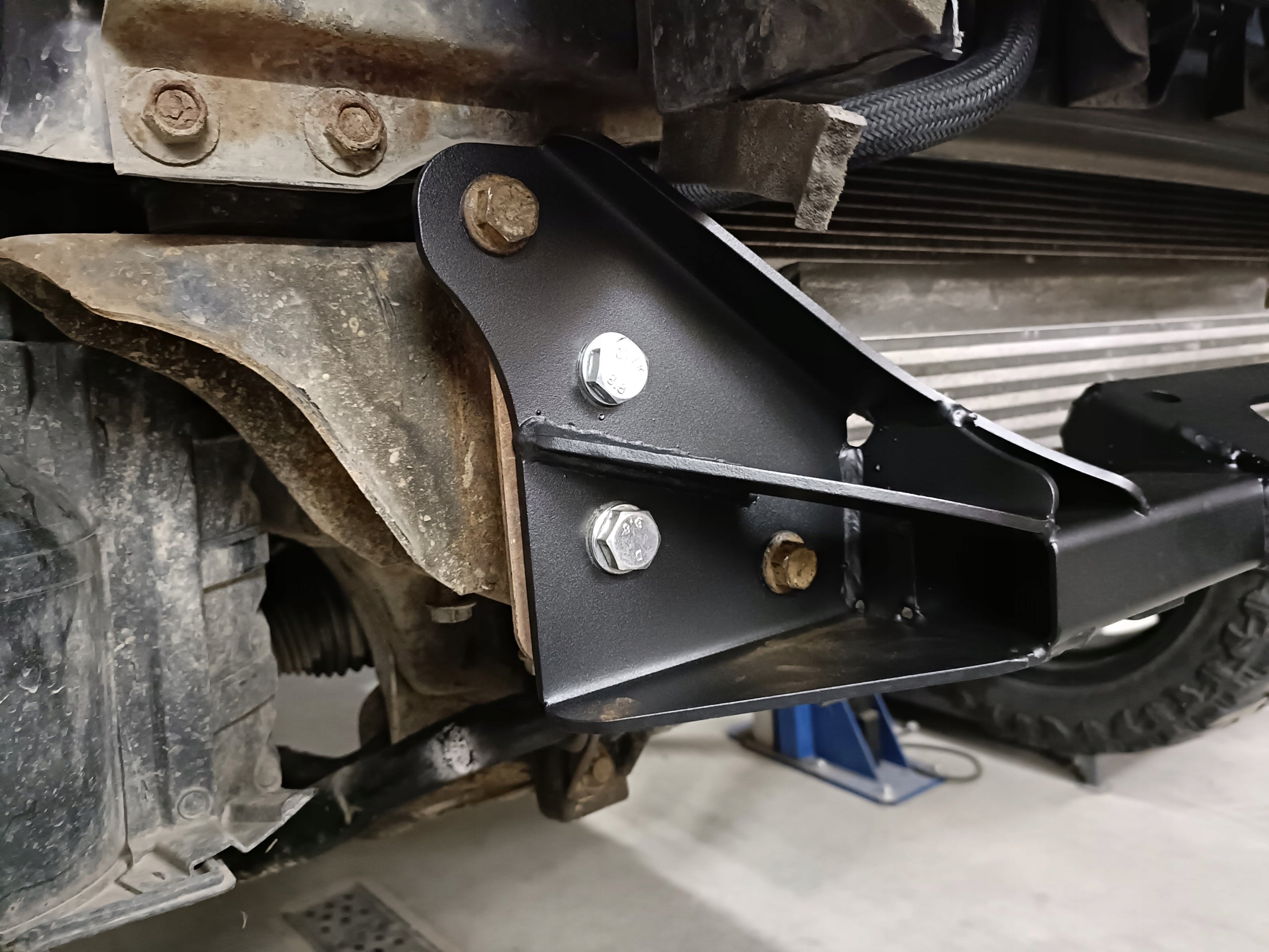 Placa de montaje para cabrestante Nissan Navara D23